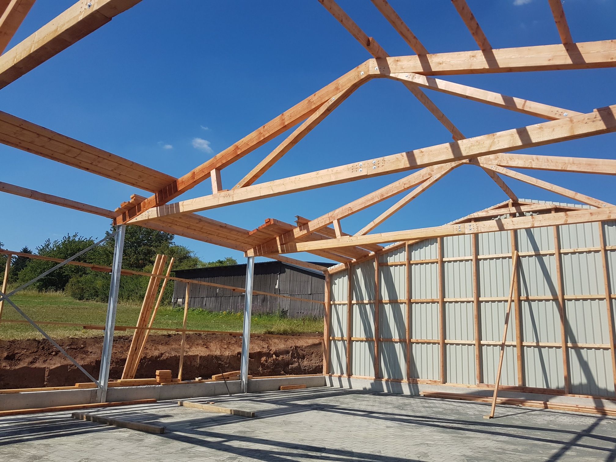 Holzkonstruktion eines Hallendachs im Rohbau (Halle im Bau)