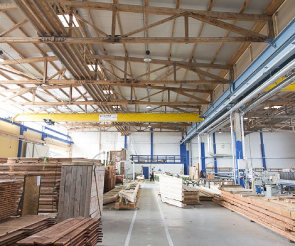 Fertigungshalle mit Holzbinder-Decke und Laufkran (Innenansicht)