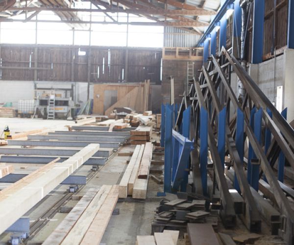 Werkshalle mit Maschinen für Holzbearbeitung (Innenansicht)