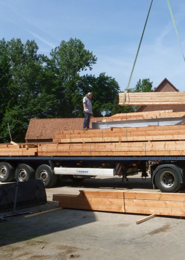 Lieferung von Holz auf einem LKK mit Ladefläche für den Hallenbau
