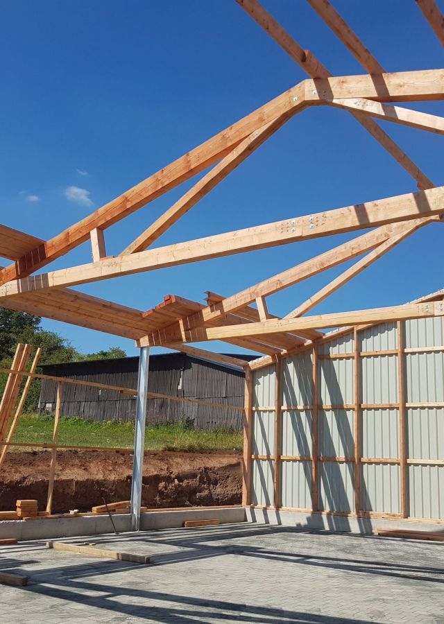 Holzkonstruktion eines Hallendachs im Rohbau (Halle im Bau)