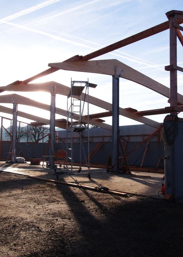 Aufbau einer Halle mit Holz-Dachkonstruktion und Stahlstützen