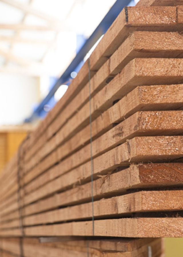 Detail: gestapelte Holzbretter aus der Produktion